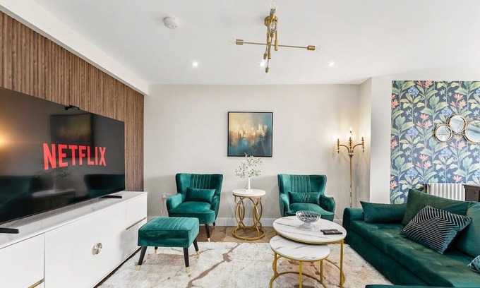 Staines House | Stunning Retreat | 5-Bed House + Garden in Staines