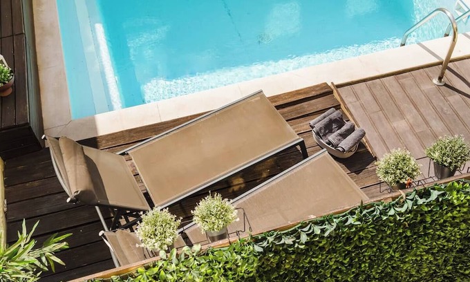 Sacramento Apartment | private pool, sleeps 10, central