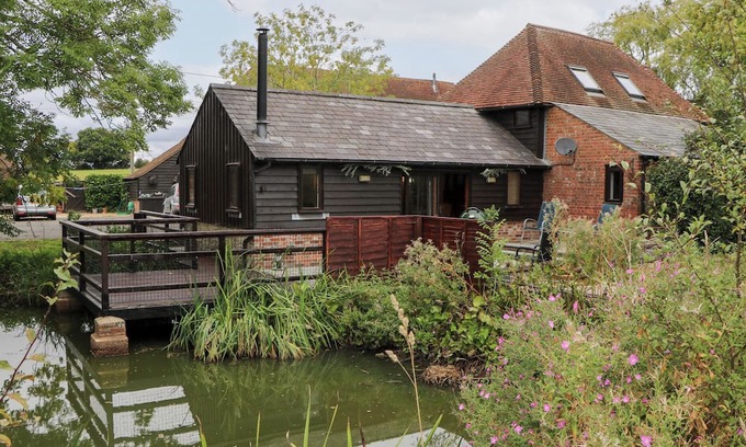 Kingsnorth Cottage | WEST LODGE, family friendly, character holiday cottage in Kingsnorth
