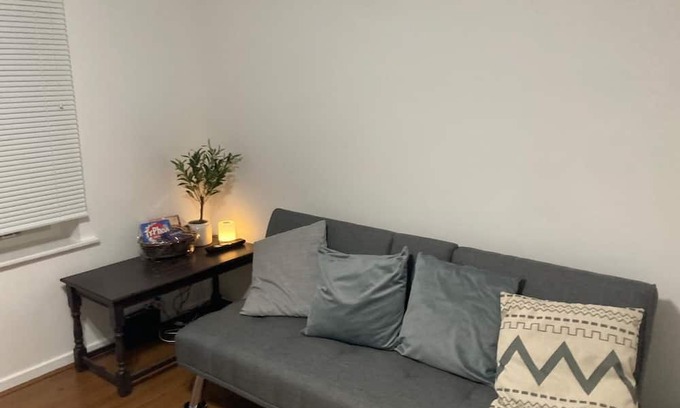 Chessington North and Hook Apartment | Surrey cosy winter retreat close to Hampton Court/Sandown/London sights