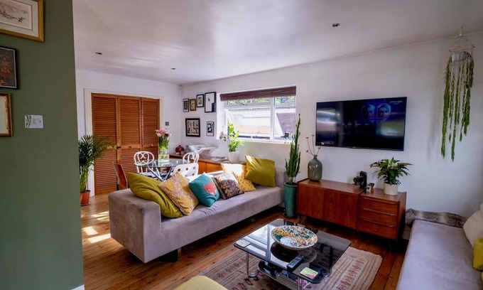 College Apartment | Modern 2BD Flat w/Decked Terrace, Dulwich