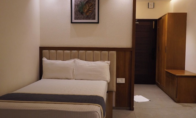 Mahe Hotel | Ritz Avenue luxuary Hotel: 5 -Starsuites, Downtown Oasis w/Pool