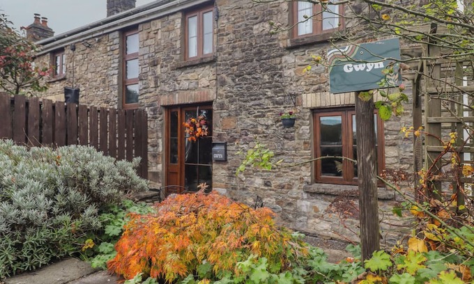 Cwmbach Cottage | GWYN STUDIO, pet friendly, character holiday cottage in Aberdare