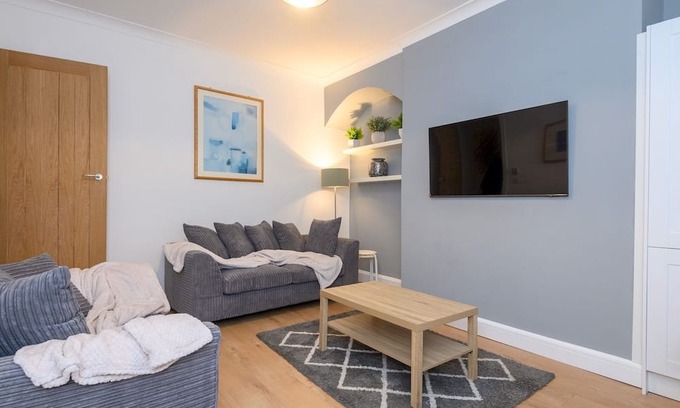 Leeds House | Pass the Keys | Spacious Holiday Home in Vinery Place + Parking