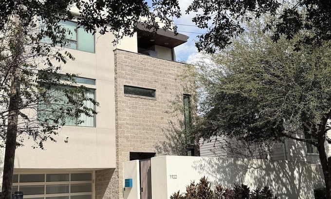 Hyde Park House | Modern River Oaks Luxury Home w/Pool, Gym & Designer Interiors – Near NRG