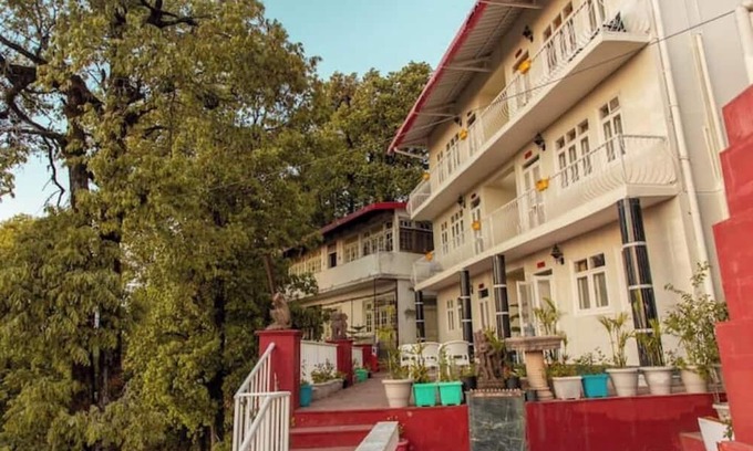 The Mall Road Apartment | Arvelia Teak by Da Alohas