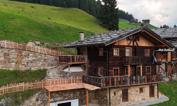 Ultimo Ski Chalet | New Opening – Chalet 'Larchrast' with Mountain Views and Private Terrace, a Place of Peace