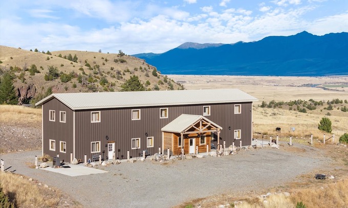 Emigrant Apartment | Elk Suite at Caspari Lodge: Epic Paradise Valley Views