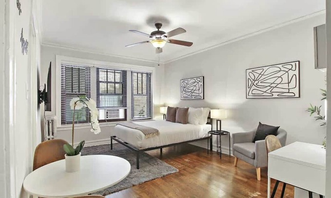 Hyde Park Apartment | Budget-Friendly Minimalist Studio with Great Amenities