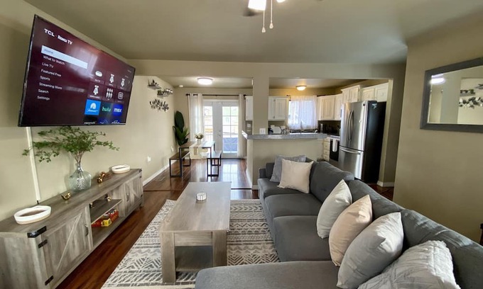 Cimarron Hills House | Cozy Springs Getaway: Spa Retreat Near the Base!