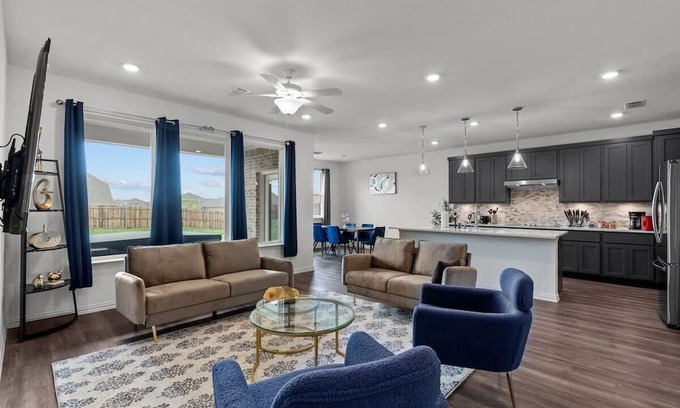 Haslet House | Inviting Haslet House: Family Retreat with Jacuzzi & Kitchen