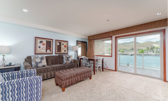 Chelan Condo | GrandView 622 Waterfront condo on Lake Chelan