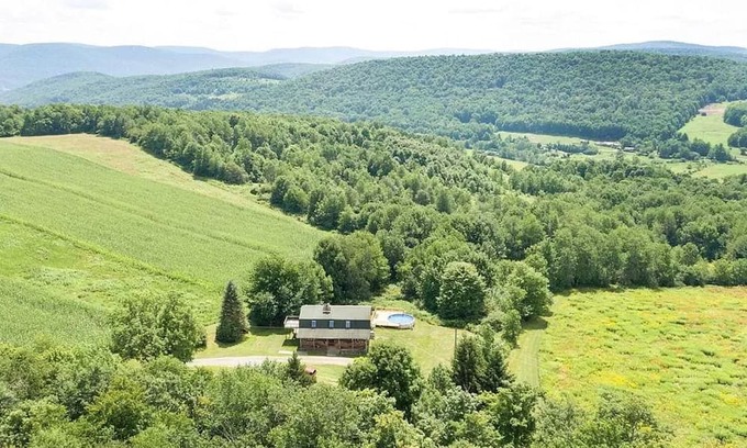De Lancey Ski Chalet | Cozy 4-Bedroom Chalet in the Catskills for Family Fun