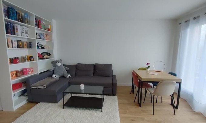 Antony Apartment | Serene Apartment Near Paris: Child-Friendly with Kitchen