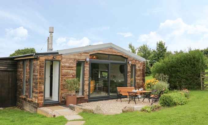 Okehampton Cottage | WINDY WILLOWS, pet friendly, with open fire in Okehampton