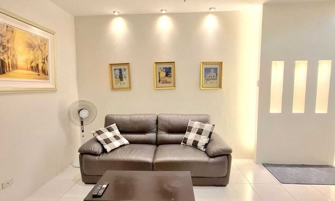 Ermita Night District Apartment | Luxury 1-bedroom apartment with Manila Bayviews with AC, Pool, Balcony, Netflix