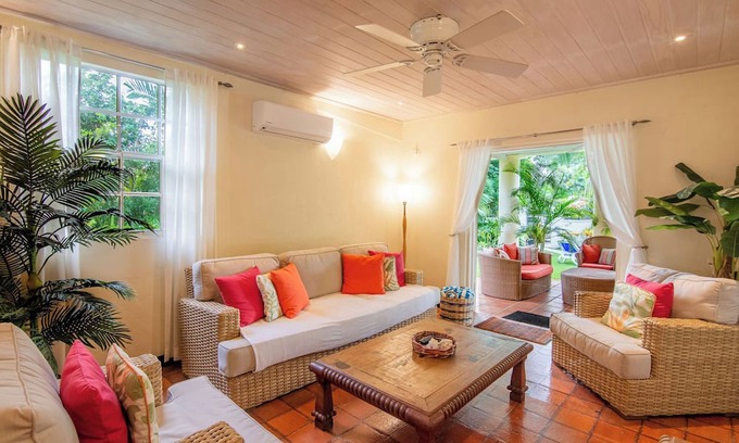 Halcyon Heights Villa | Spacious 3 bedroom villa in Holetown private pool, AC and WiFi, communal pool