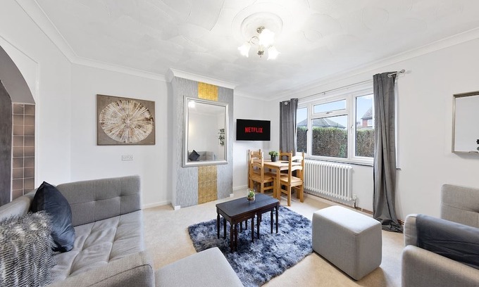 Canterbury House | The Cobham Canterbury Retreat | Hot Tub | Parking