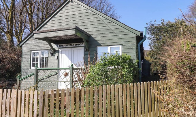 Newton Abbot Cottage | HAYTOR VALE LODGE, pet friendly, with a garden in Haytor Vale