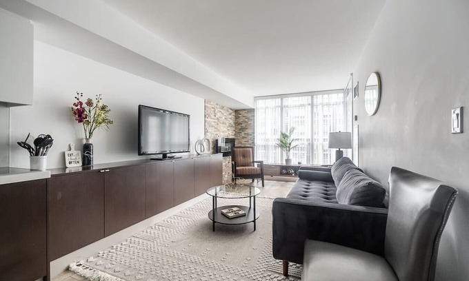 Wellington Place House | Amazing 2BR Suite - Heart of Toronto - Free Parking
