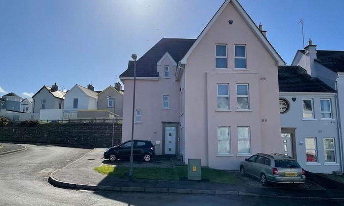Portrush Apartment | Spacious Portrush 3 bed West Strand apartment close to golf course