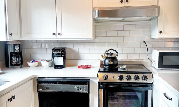 Pinehurst Condo | Cozy 2 Bed 2-Bath ~ Sleeps 9 ~ Walk to Pinehurst Resort ~ Deck ~ Fast Wifi