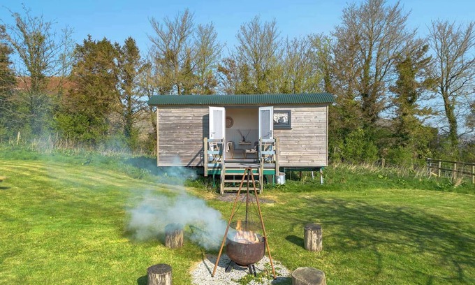 East Portlemouth Apartment | Orchard Hut - Camping Available with onsite Beauty Spa