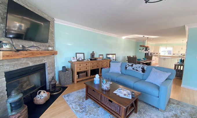 Norfolk House | Starfish Cottage . Direct Beachfront!