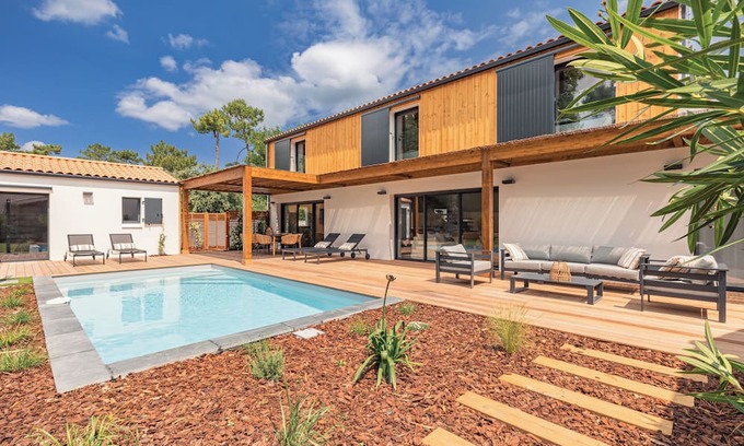 Le Grand-Village-Plage House | New air-conditioned archecte villa, heated pool near beach and shops