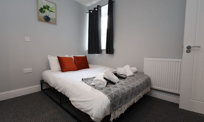 Crynant Apartment | 2 Bed Aprt, 2 En-Suites, Kitchen, Parking