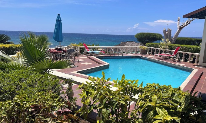 Discovery Bay Villa | Hillcrest Villa - Comfort of a Hotel/Privacy of a Home