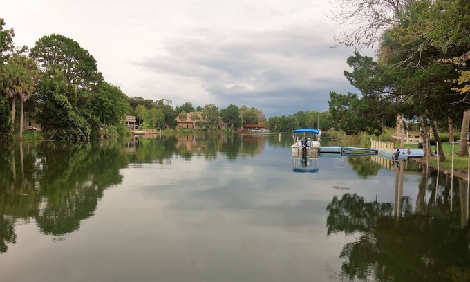 Crystal River House | Charming 3-bedroom house with dock, Kayaks, WiFi, AC on Kings Bay Crystal River