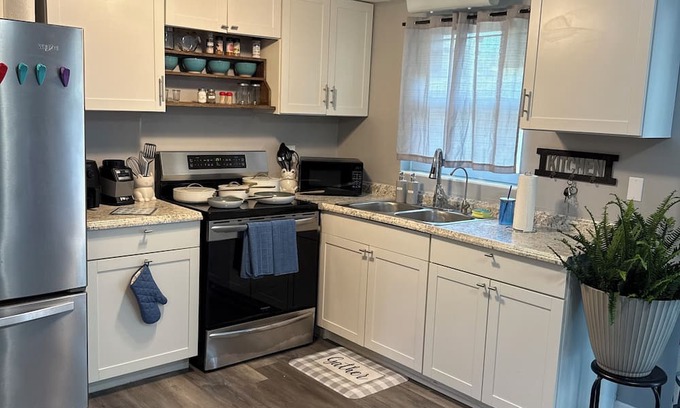 Pine Ridge House | Charming spacious 2-bedroom cottage in the heart of Beverly Hills, Florida .