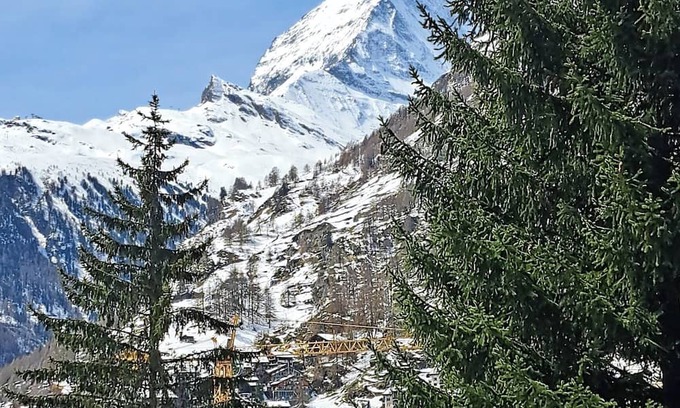 Zermatt Apartment | Spacious 3 bedroom apartment, south facing with partial Matterhorn view