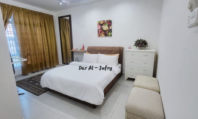Kampung Bukit Rangin House | Spacious 4-bedroom house with WiFi, AC in welcoming Kuantan
