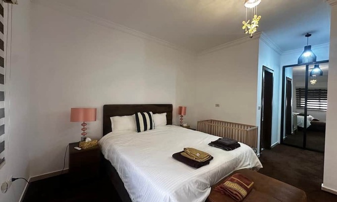Suwailih Apartment | (8) 3-bedroom apartment near shopping and hospitals, free parking, WiFi, AC