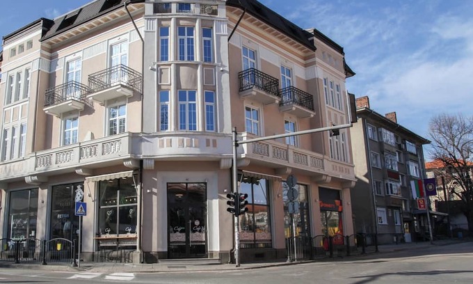 Slivek Apartment | Hotel Corner House in lovely Lovech with WiFi, AC