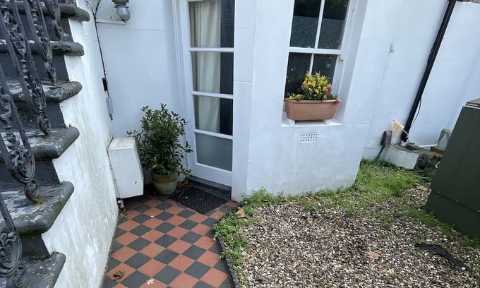 New Cross Apartment | Cosy quiet studio, with super kitchen, great park next-door, 25 mins from centre
