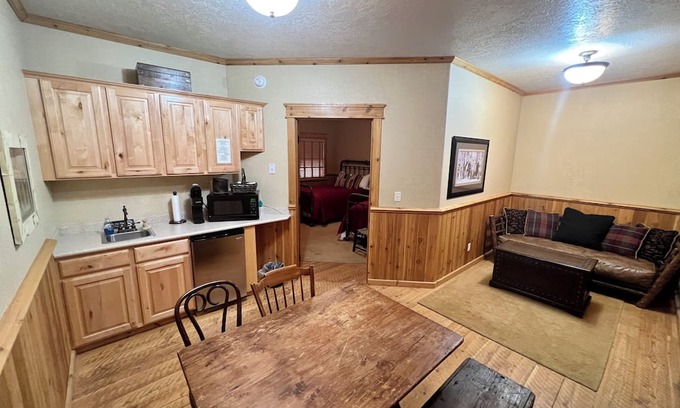 Almo Cabin | Cozy cabin 2 in at Almo Inn with AC, WiFi near City of Rocks/Castle Rocks Idaho