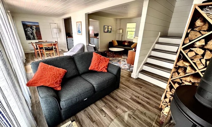 Meaford Cottage | Cozy Cottage on Georgian Bay with Stunning View, Close to All Amenities