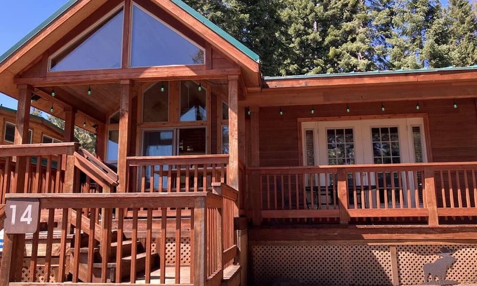 Ashland House | Cabin #14 at Hyatt Lake Resort
