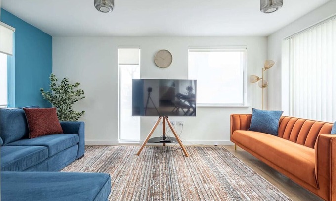 Trumpington House | Spacious 4-Bedroom Home | Ideal for Families & Cor