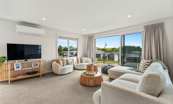 Nukuhau House | Penny Haven - Lake & Mt Tauhara views, family friendly