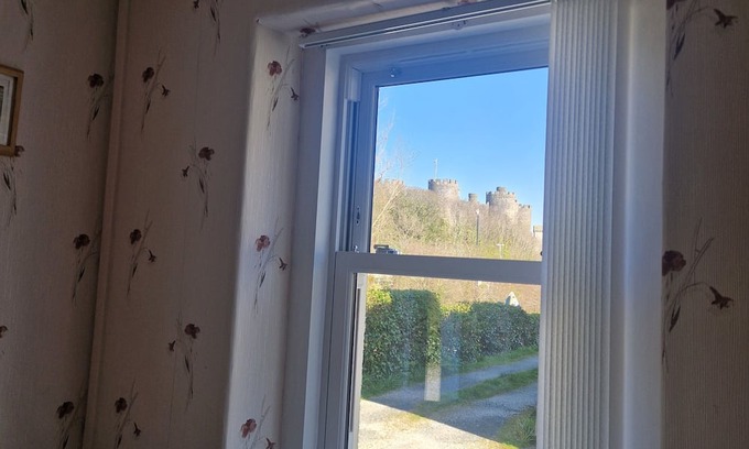 Conwy House | Family Cottage with Castle View, short walk into Conwy Town.