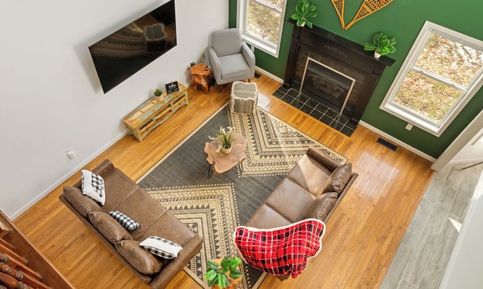 Tobyhanna House | Pet-Friendly Villa-FirePit-HotTub-Sleeps14
