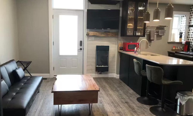 Inner Harbour Apartment | 1 bedroom modern suite, close to downtown.