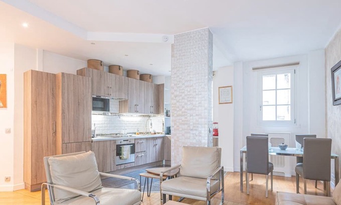 Neuilly-sur-Seine Apartment | Le Parisien ~ Champs Elysées ~ Near Metro