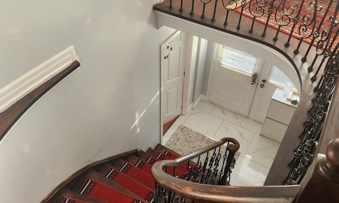 Brampton House | 25 minutes From YYZ Airport Luxurious 5 Bedrooms 3Bath Home with a POOL & WIFI