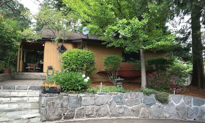 West Salem Apartment | Myrtle Cottage Guesthouse West Salem