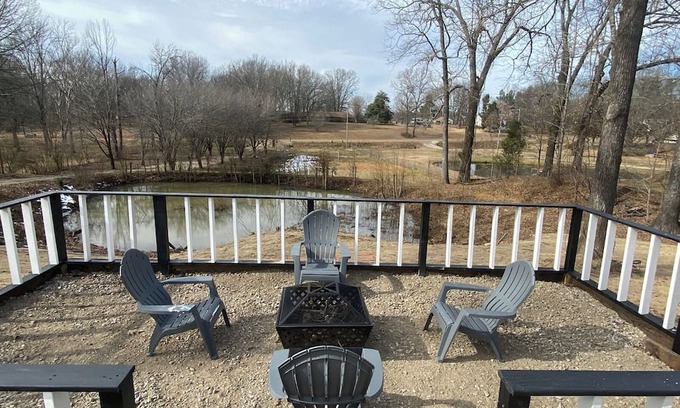 Horn Lake House | Fabulous 12-Bedroom Estate in Horn Lake with Pool and Jacuzzi.